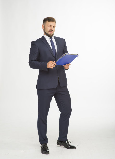 年轻的商人穿着西装，拿着一个没有铭文的蓝色文件夹，在白底的画室里以不同的情绪摆姿势，孤独地成长着图片下载