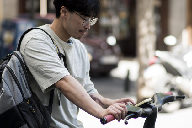 亚洲男孩骑着电动自行车图片下载