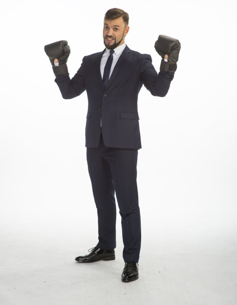 商人穿着西装，戴着拳击手套，在白色背景上摆姿势，完全成长着各种情绪图片下载
