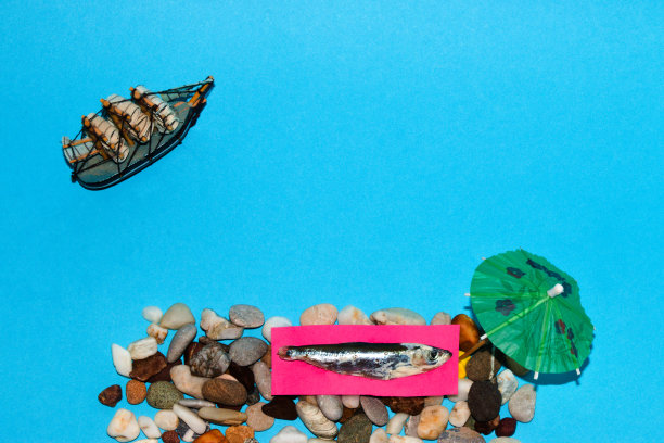 船在靠近渔岛的地方航行，享受着阳光，享受着旅程，夏日的神奇图片下载