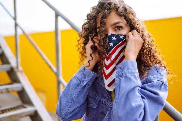 街头舞者穿着时髦的衣服，用美国大手帕跳舞，展示一些动作图片下载