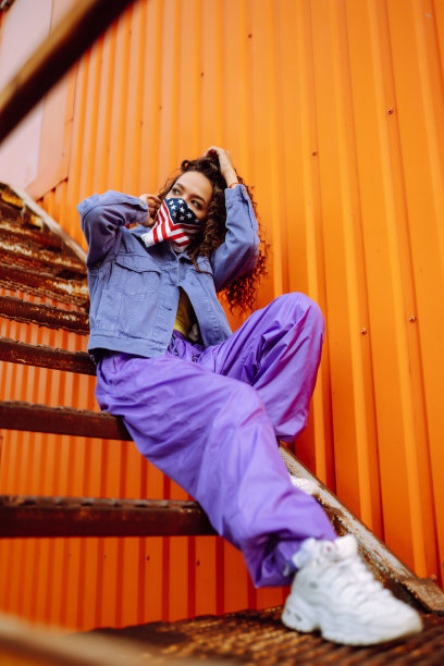 街头舞者穿着时髦的衣服，用美国大手帕跳舞，展示一些动作图片下载