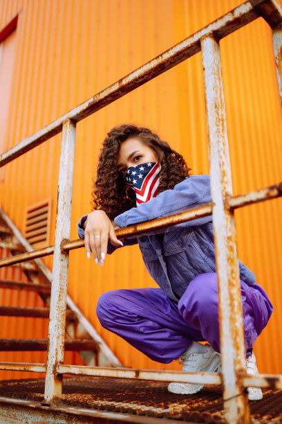 街头舞者穿着时髦的衣服，用美国大手帕跳舞，展示一些动作图片下载