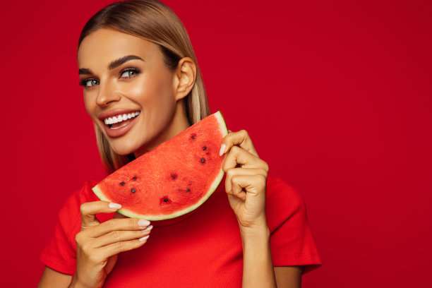 手持西瓜片的女孩肖像图片下载