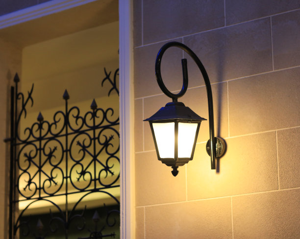 餐厅里的复古吊灯图片下载