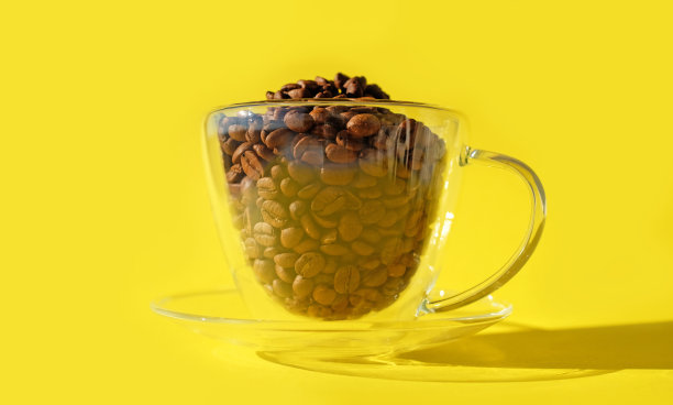 满杯的咖啡豆与阳光和阴影的黄色背景，特写图片下载