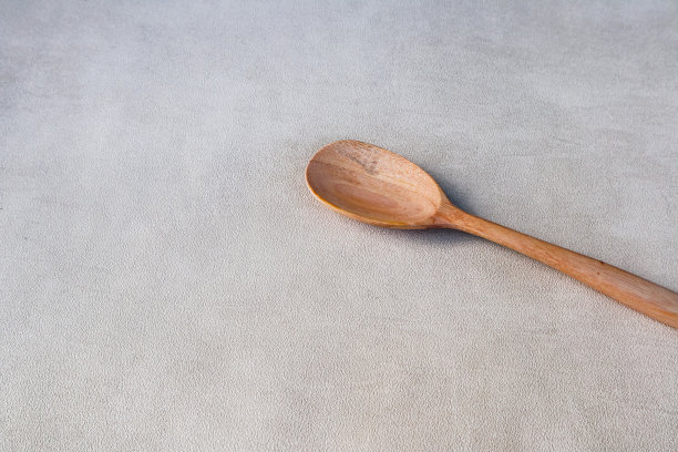 勺子由木材制成，比使用塑料更环保图片下载