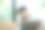 一名亚洲男子一边忙着工作，一边在家打电话和使用笔记本电脑图片下载