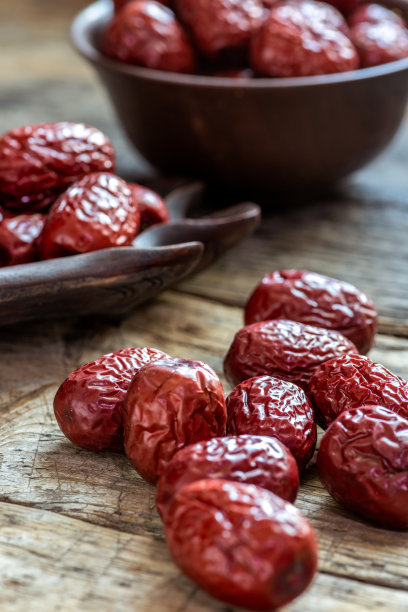 成熟干燥的红枣摆在桌上图片下载