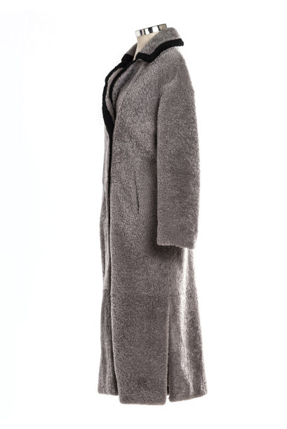 昂贵的皮草大衣收藏在人体模型上。图片下载