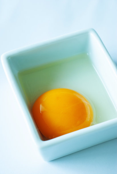 一个生鸡蛋在碗汤照片图片下载