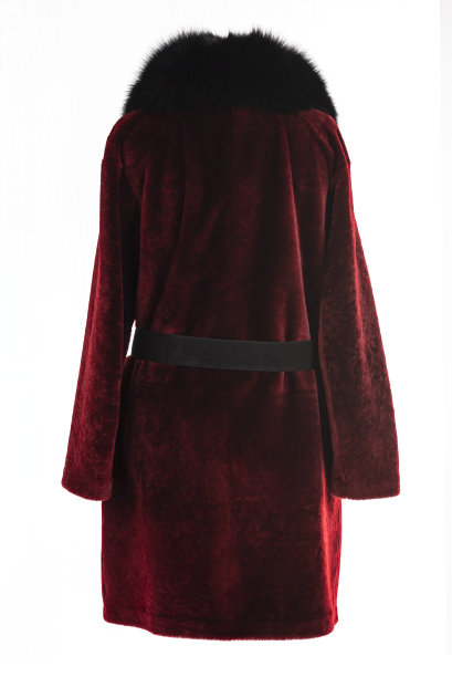 昂贵的皮草大衣收藏在人体模型上。图片下载