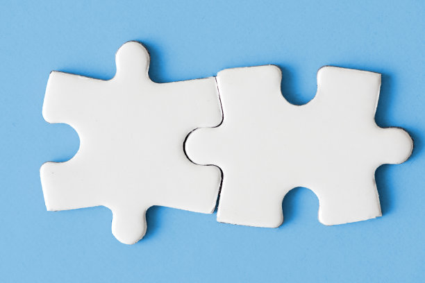 蓝色背景上的两个空白拼图图片下载