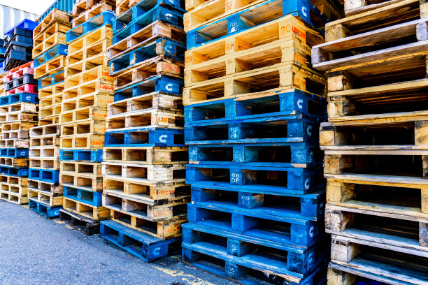 木制托盘堆放在外面街道的前院上图片下载