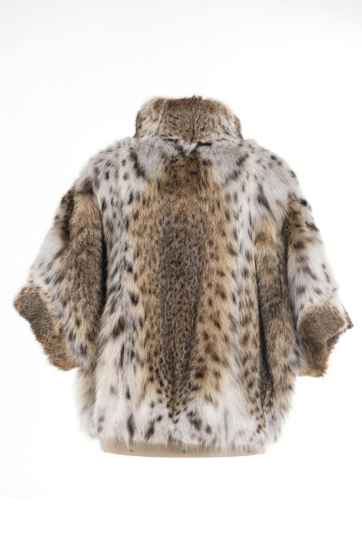 昂贵的皮草大衣收藏在人体模型上。图片下载