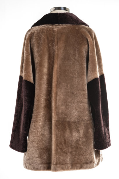 昂贵的皮草大衣收藏在人体模型上。图片下载