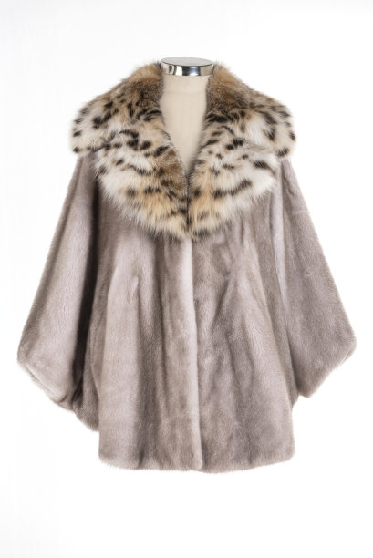 昂贵的皮草大衣收藏在人体模型上。图片下载