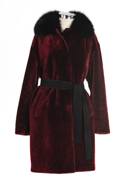 昂贵的皮草大衣收藏在人体模型上。图片下载