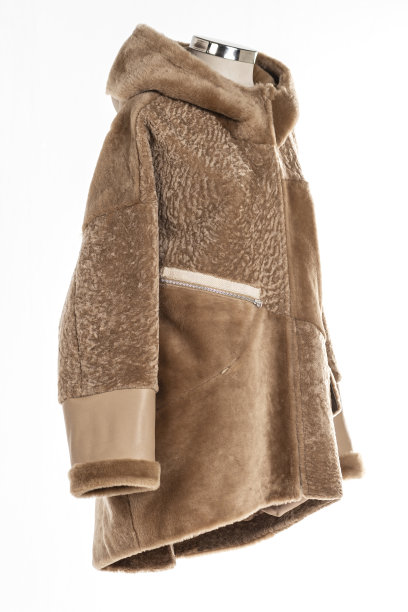 昂贵的皮草大衣收藏在人体模型上。图片下载