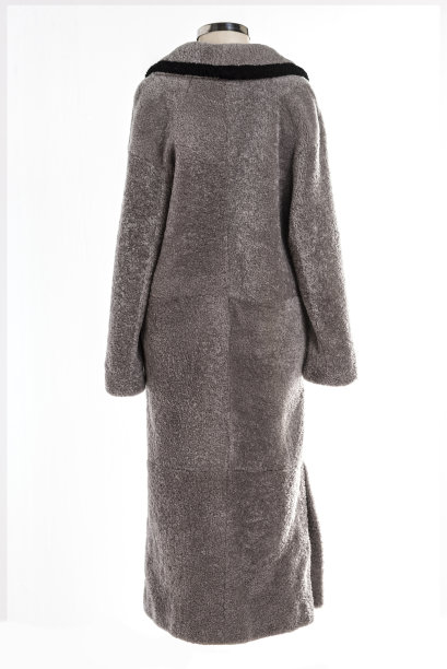 昂贵的皮草大衣收藏在人体模型上。图片下载