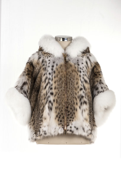 昂贵的皮草大衣收藏在人体模型上。图片下载