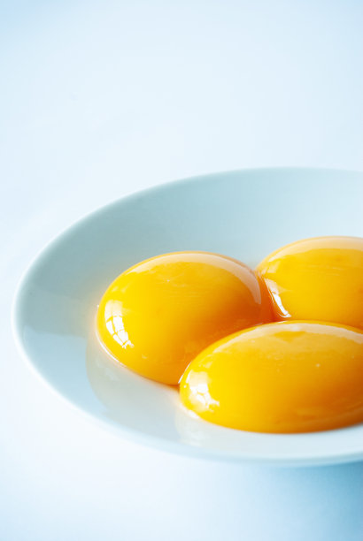 三个生鸡蛋在碗汤照片图片下载