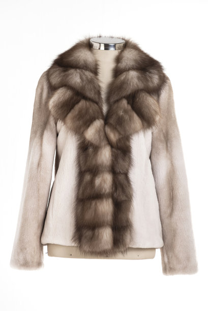 昂贵的皮草大衣收藏在人体模型上。图片下载