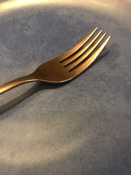 用叉子叉空盘子图片下载