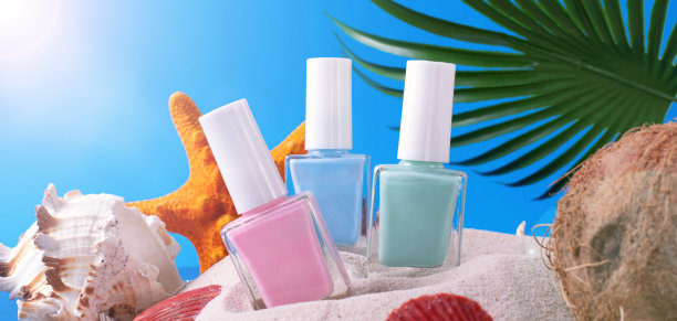 收集指甲油在沙子上的蓝色图片下载