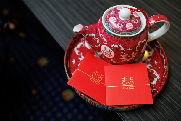 中国婚礼上的传统茶具图片下载