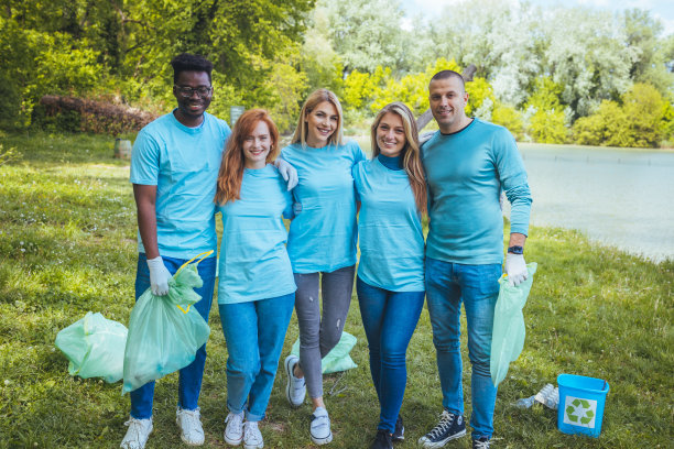 男女环保人士双臂环绕站立的正面视图。图片下载