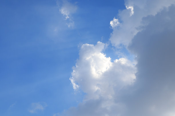 阳光透过云层照射进来图片下载