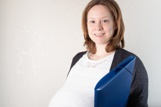 孕妇拿着一个商业文件夹，怀孕期间的工作，商业妈妈，复印空间图片下载