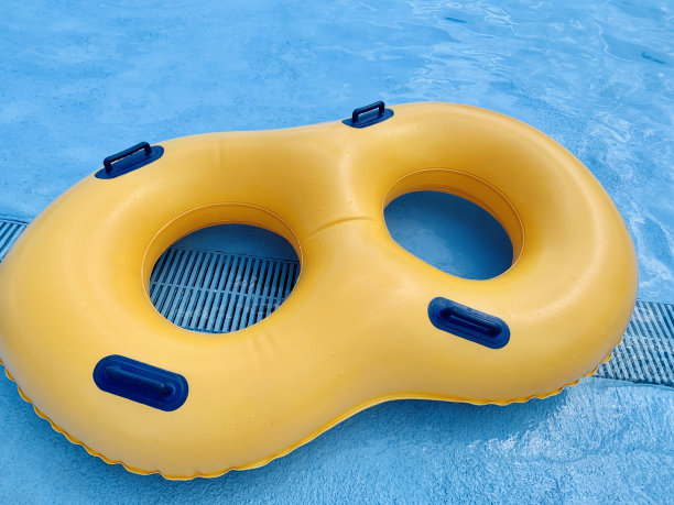 游泳池里的充气床垫图片下载