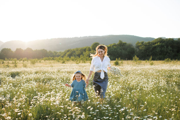 妈妈和小女孩在花圃里玩耍图片下载