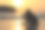 剪影男性摄影师在海滩与夕阳背景的水平线在普吉岛省，泰国。图片下载