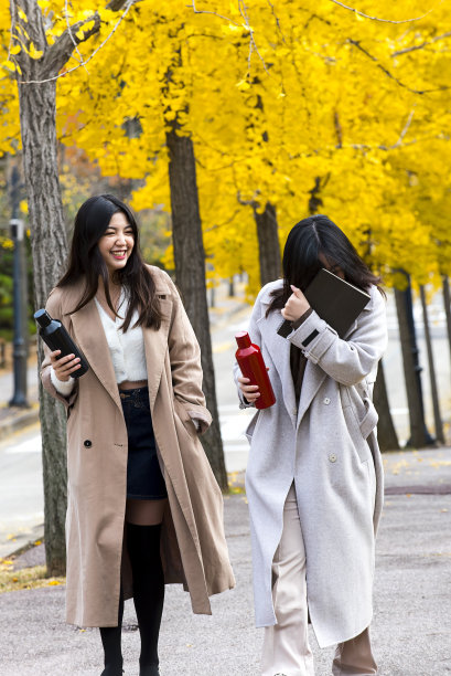 女大学生秋季校园生活图片下载