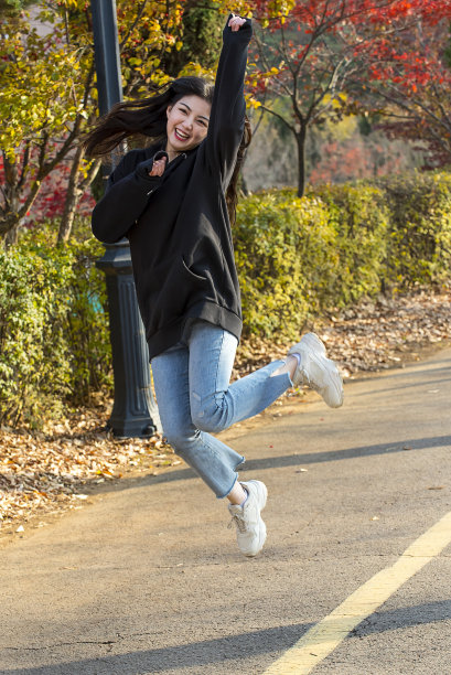 女大学生秋季校园生活图片下载