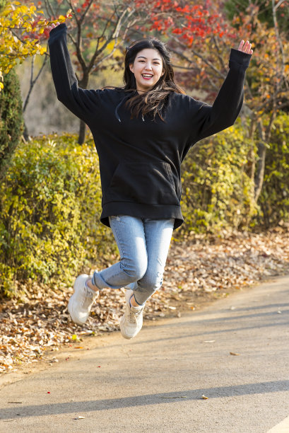 女大学生秋季校园生活图片下载