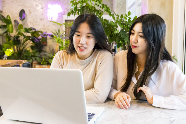 女大学生秋季校园生活图片下载