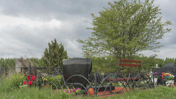 墓碑与长椅，城市墓地，有新坟的城市公墓图片下载