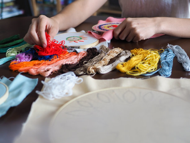 艺术家家居生活空间女性休闲爱好手工刺绣曼荼罗精神精神健康治愈心灵模式手工设计插画艺术工作坊选择重点图片下载