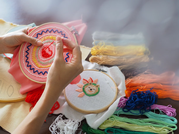 艺术家家居生活空间女性休闲爱好手工刺绣曼荼罗精神精神健康治愈心灵模式手工设计插画艺术工作坊选择重点图片下载