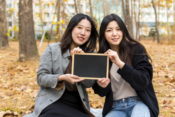 女大学生秋季校园生活图片下载