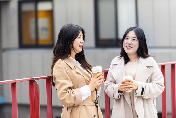 女大学生秋季校园生活图片下载