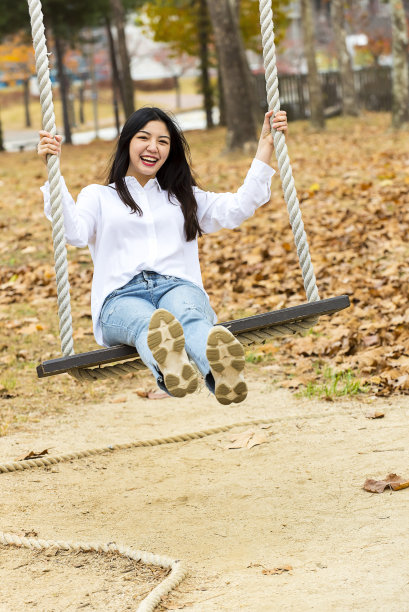女大学生秋季校园生活图片下载