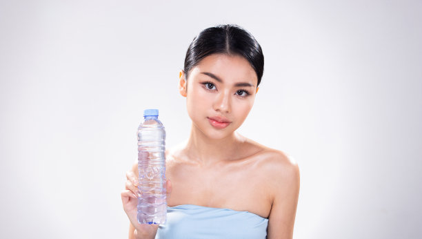 人像脸拍摄的年轻亚洲20多岁美丽的女人打开肩膀，看相机图片下载