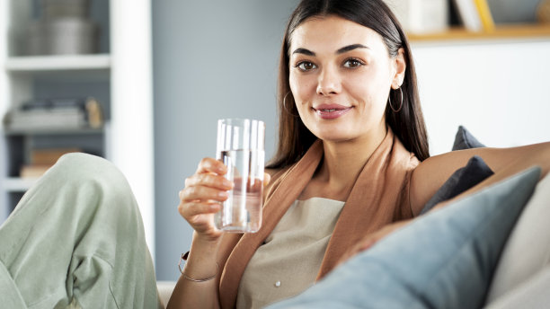 年轻女子喝了一杯水图片下载