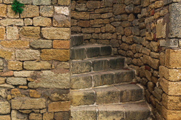 在古老的石墙上有一个螺旋楼梯的通道图片下载