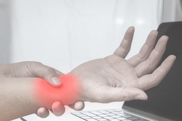 一个因用手工作而手腕疼痛的人。使用电脑概念导致办公室综合症和手腕疼痛。图片下载